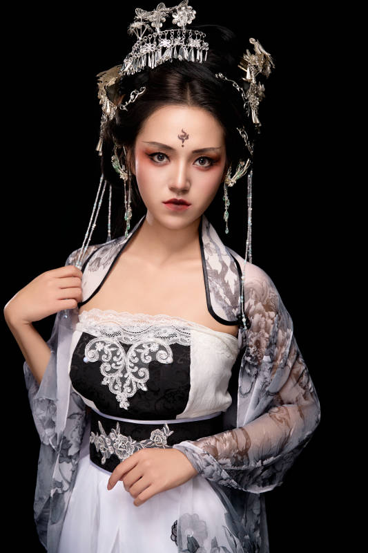 穿着古装仙侠服饰的东方女性图片