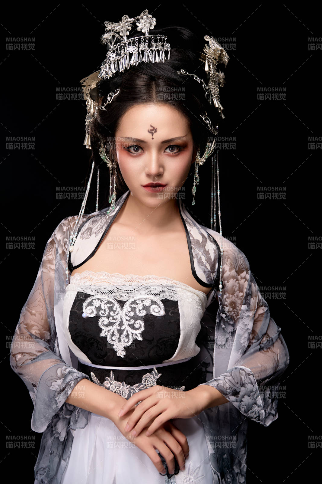 穿着古装仙侠服饰的东方女性图片