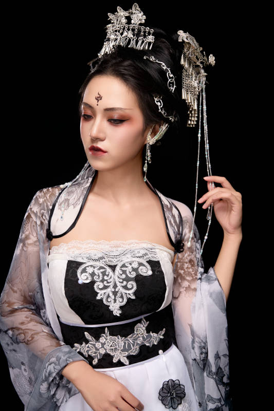 穿着古装仙侠服饰的东方女性图片