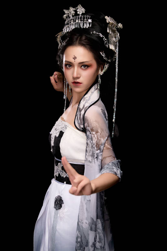 穿着古装仙侠服饰的东方女性图片