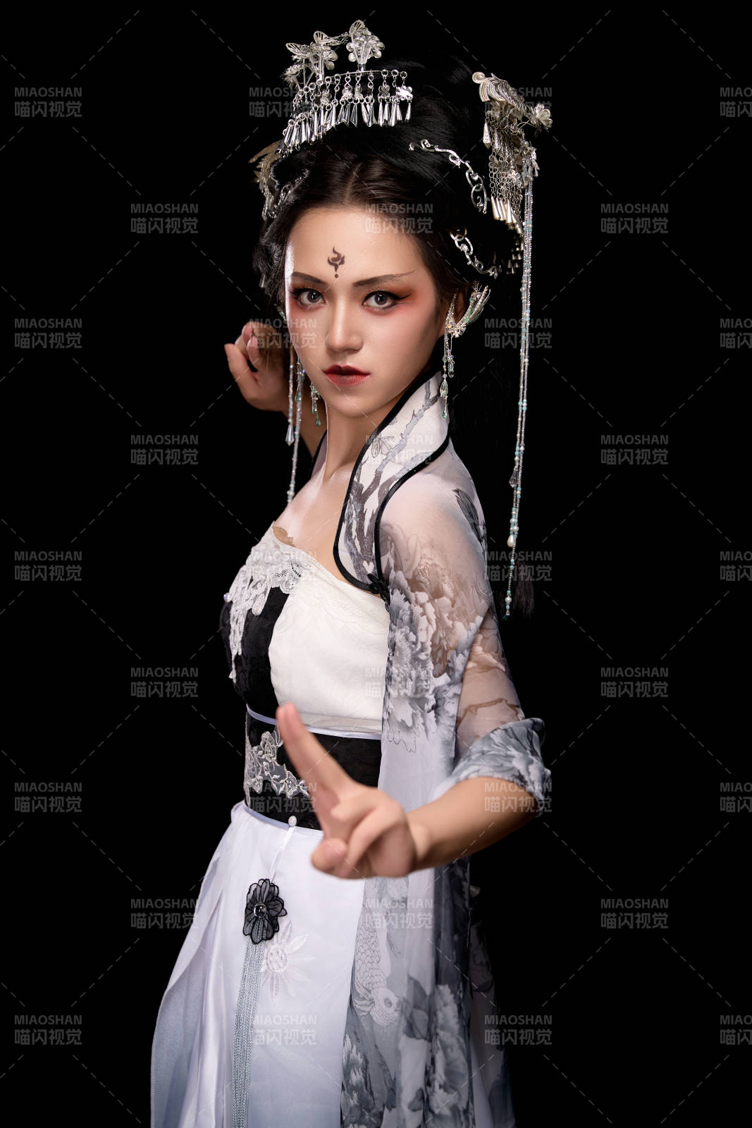 穿着古装仙侠服饰的东方女性图片