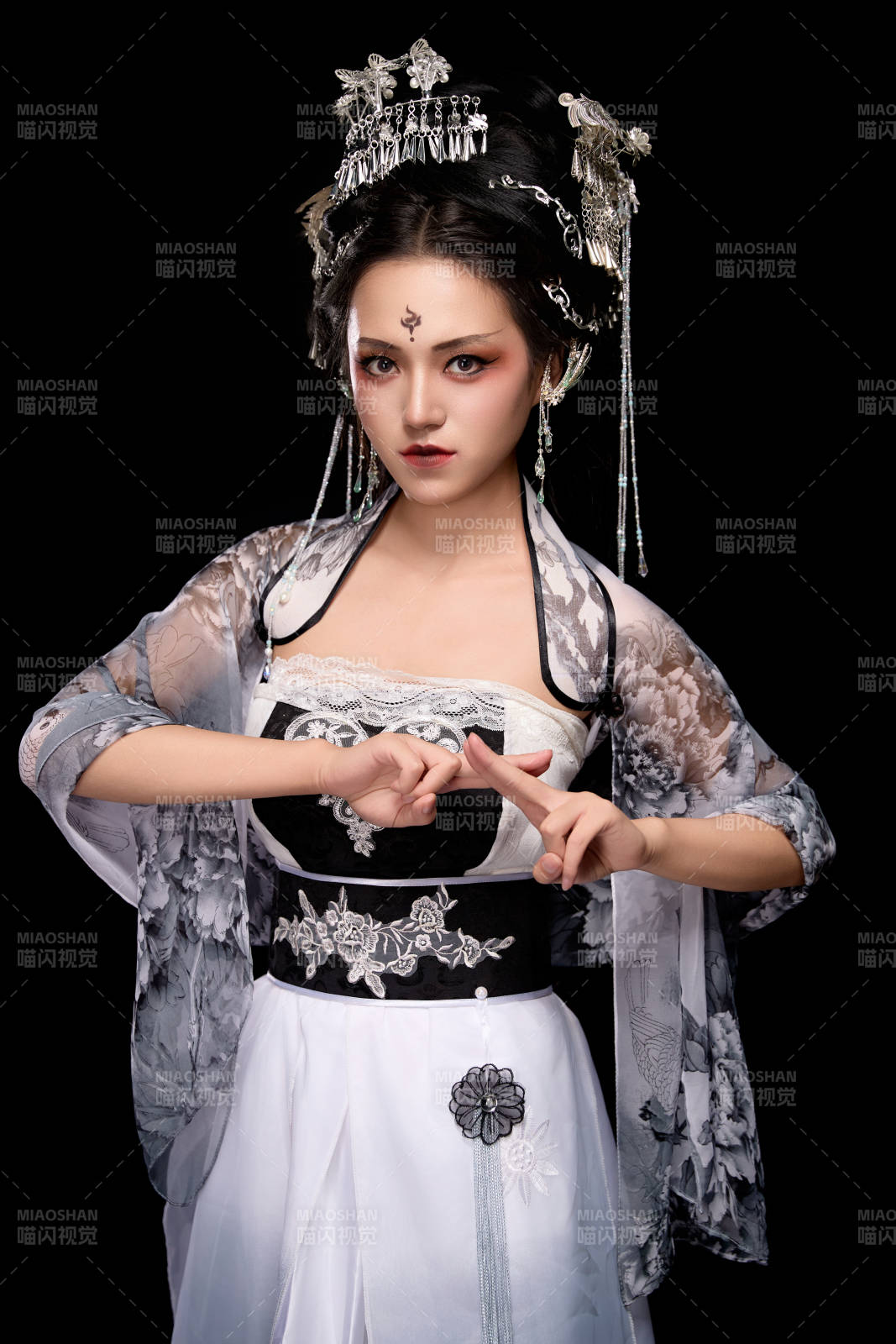 穿着古装仙侠服饰的东方女性图片