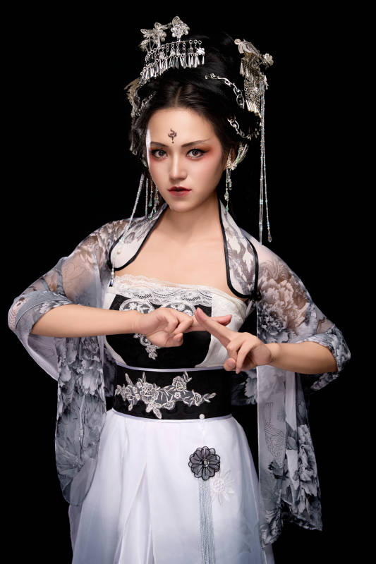 穿着古装仙侠服饰的东方女性图片