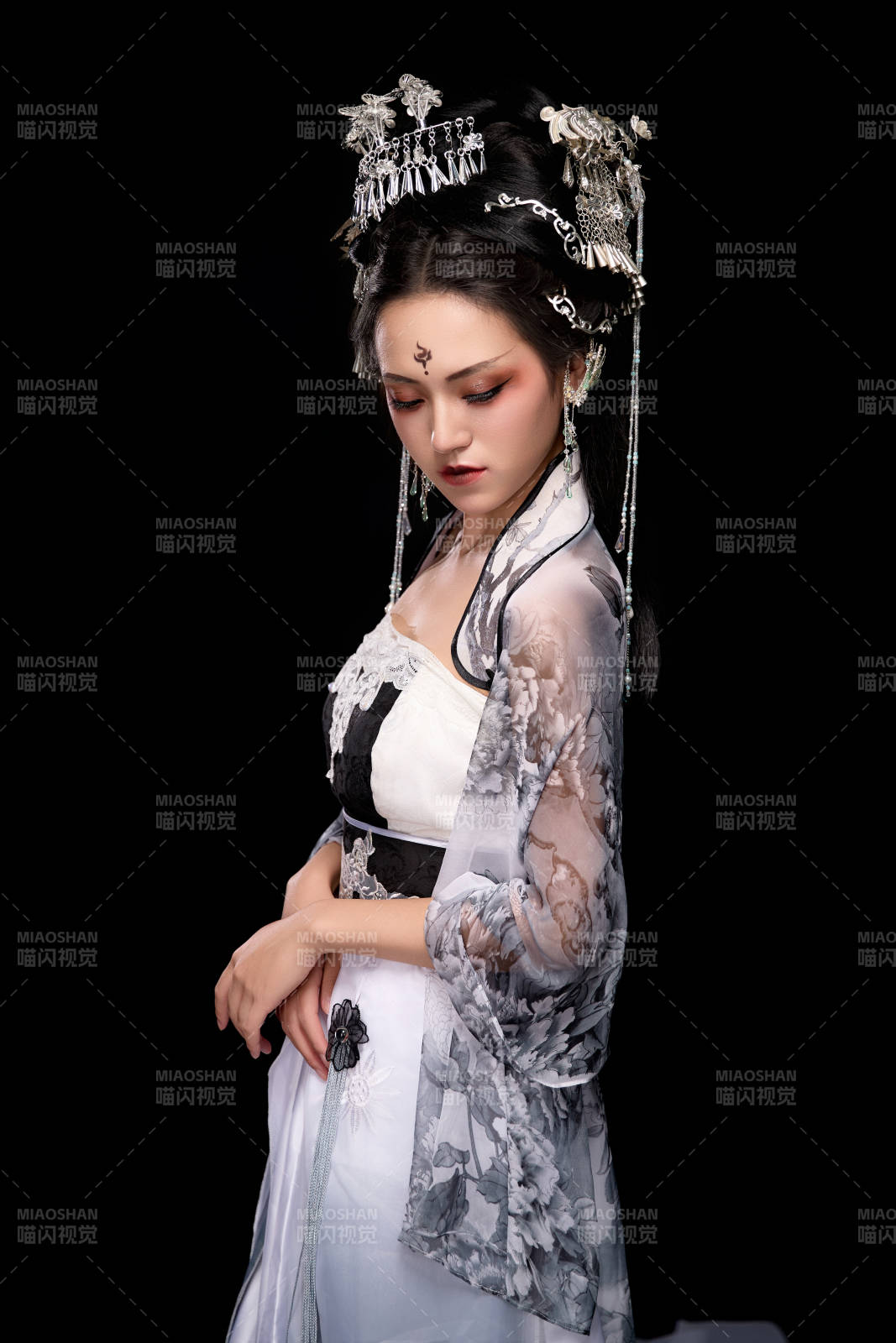 穿着古装仙侠服饰的东方女性图片