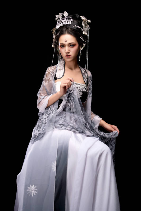 坐在木桌上穿着古装仙侠服饰的东方女性图片