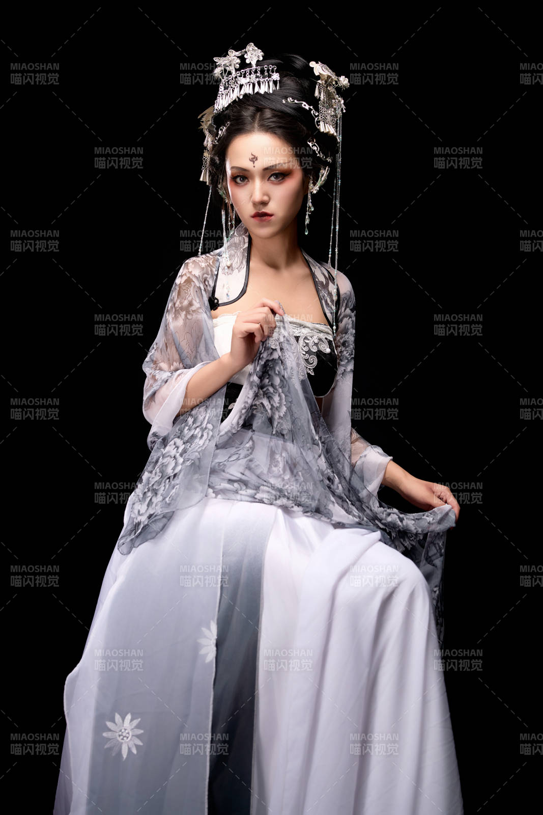 坐在木桌上穿着古装仙侠服饰的东方女性图片