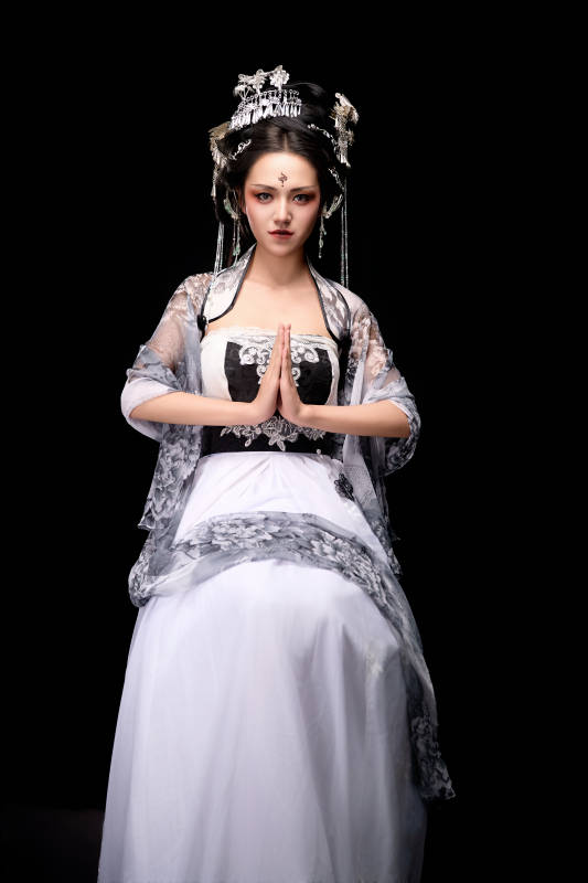 坐在木桌上穿着古装仙侠服饰的东方女性图片