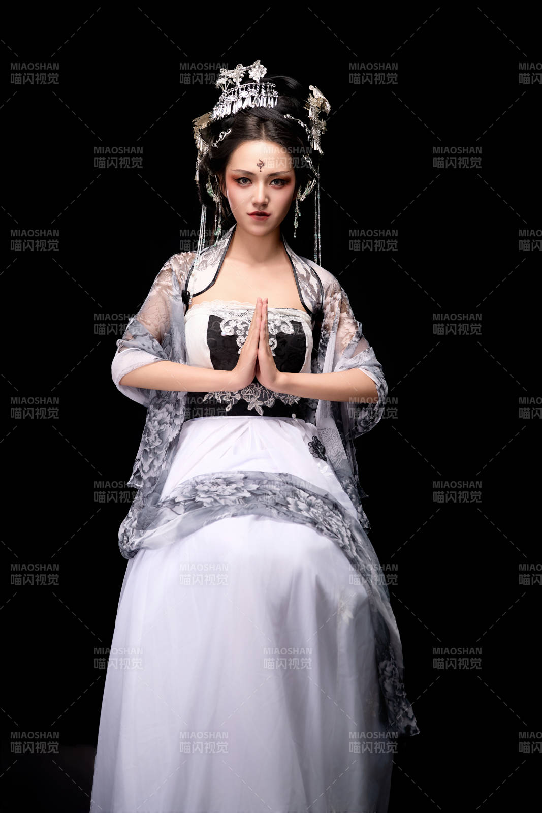 坐在木桌上穿着古装仙侠服饰的东方女性图片