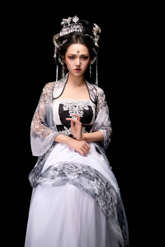 坐在木桌上穿着古装仙侠服饰的东方女性图片