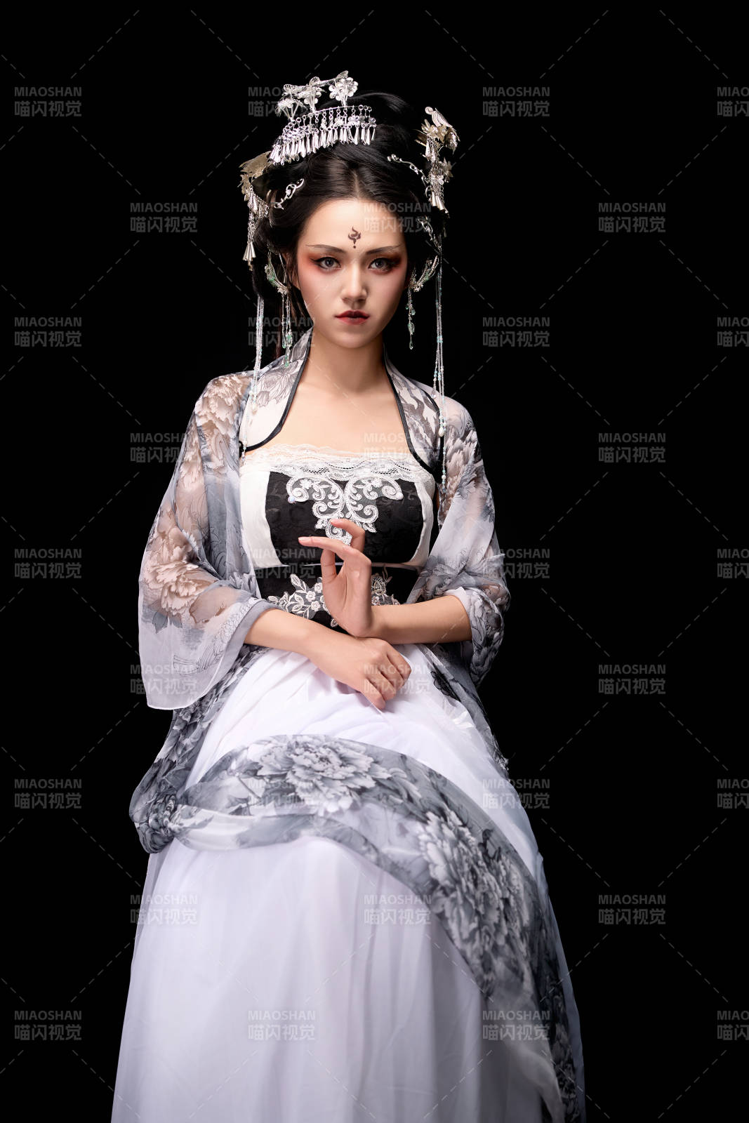 坐在木桌上穿着古装仙侠服饰的东方女性图片