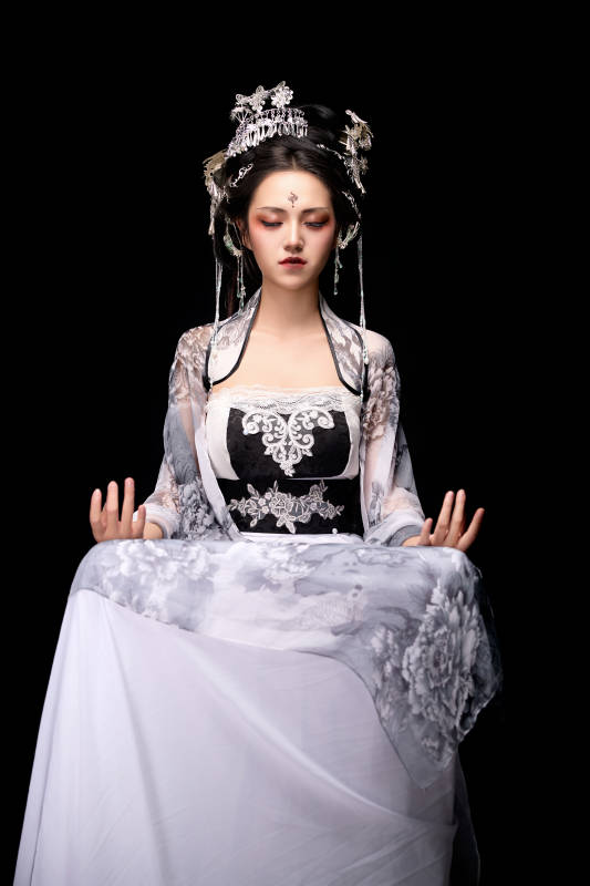 坐在木桌上穿着古装仙侠服饰的东方女性图片