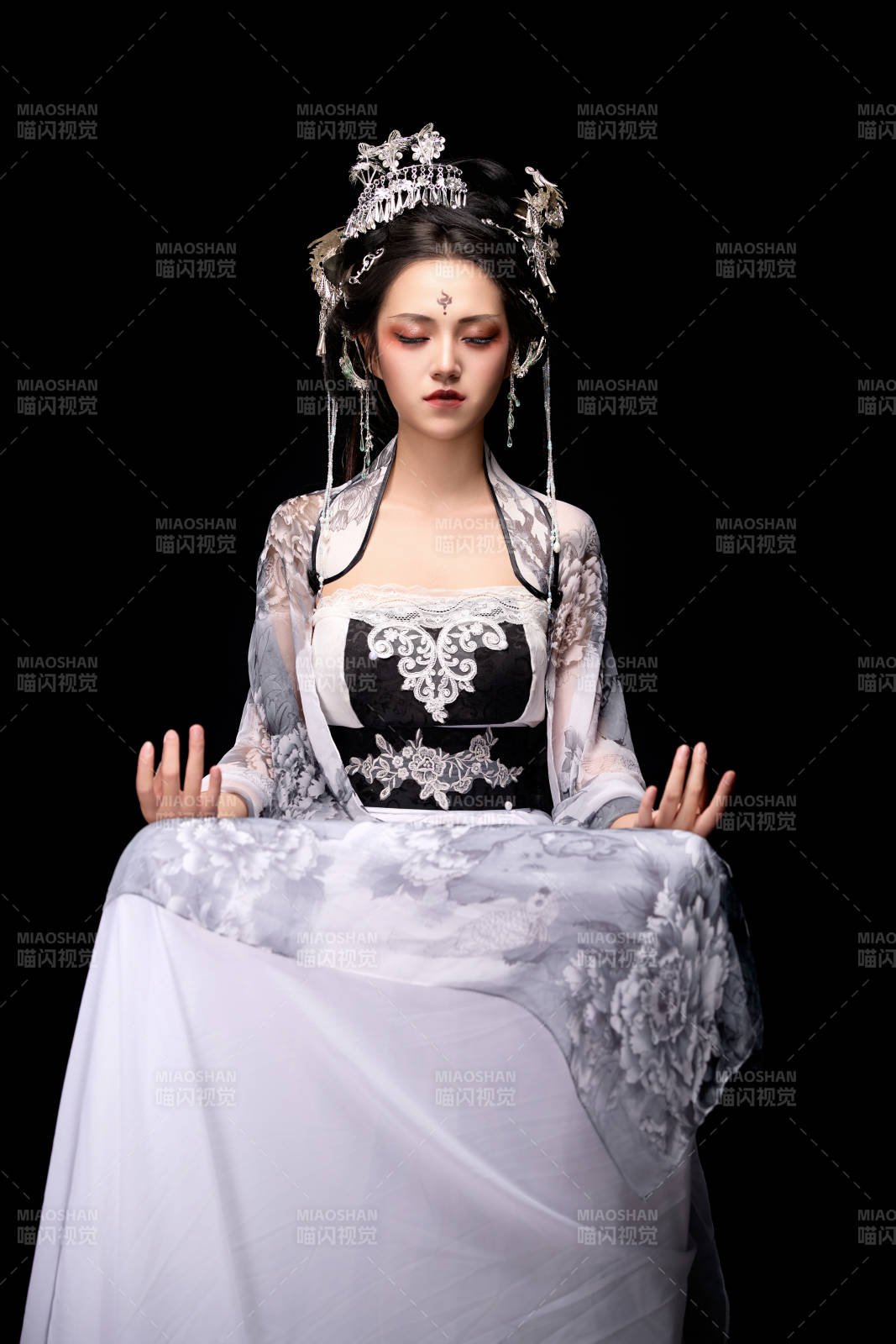 坐在木桌上穿着古装仙侠服饰的东方女性图片