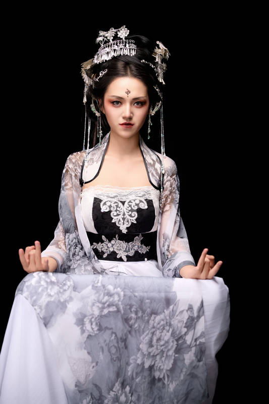 坐在木桌上穿着古装仙侠服饰的东方女性图片