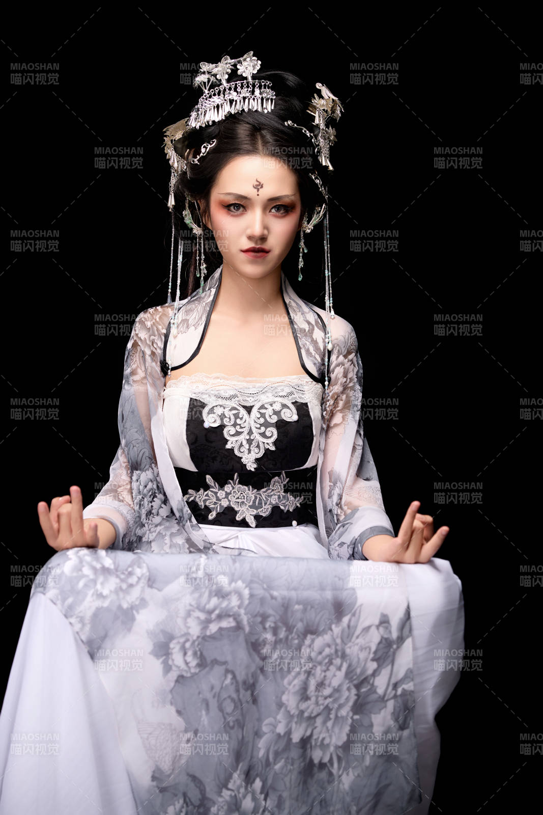 坐在木桌上穿着古装仙侠服饰的东方女性图片