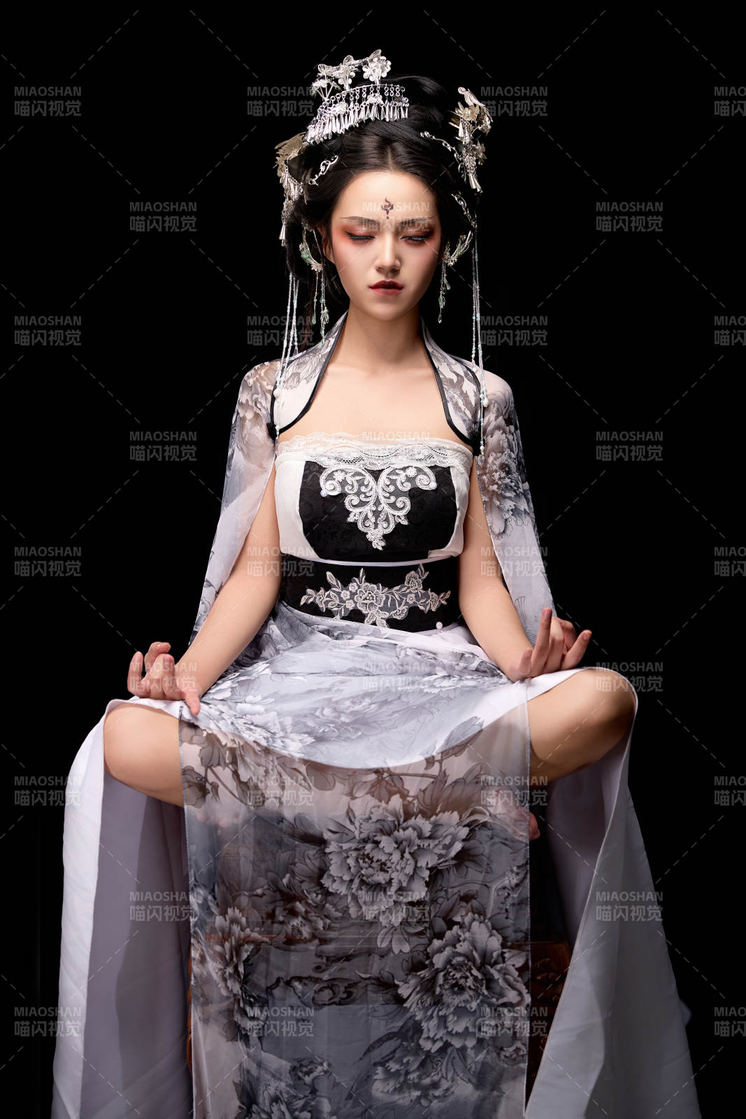 坐在木桌上穿着古装仙侠服饰的东方女性图片