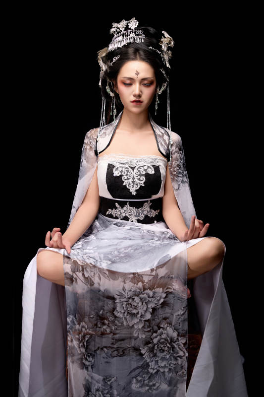 坐在木桌上穿着古装仙侠服饰的东方女性图片