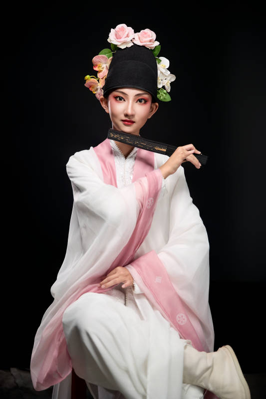 身着粤剧戏曲反串装扮手持折扇的青年女性图片