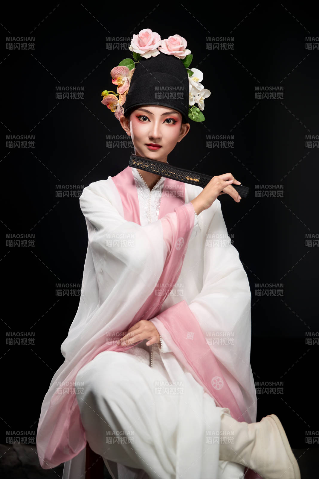 身着粤剧戏曲反串装扮手持折扇的青年女性图片