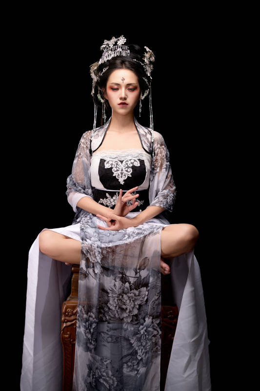 坐在木桌上穿着古装仙侠服饰的东方女性图片