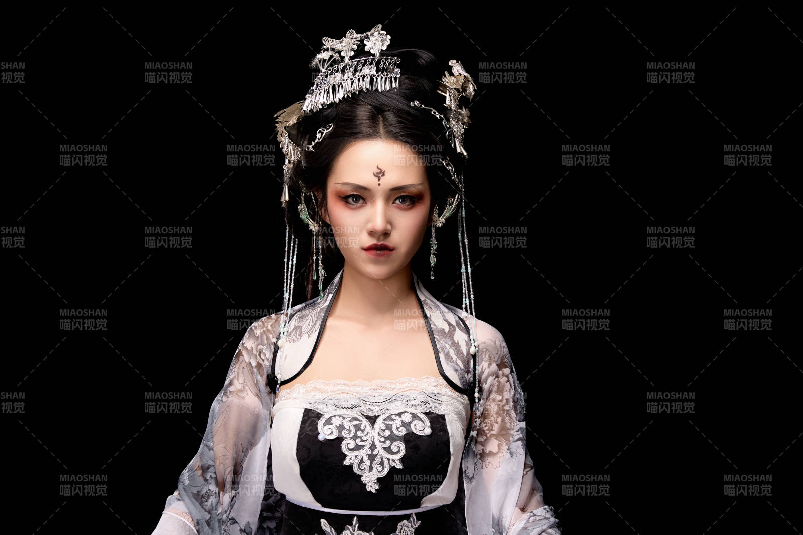 坐在木桌上穿着古装仙侠服饰的东方女性图片