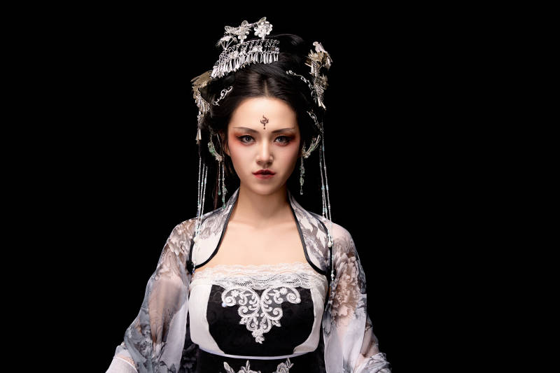 坐在木桌上穿着古装仙侠服饰的东方女性图片