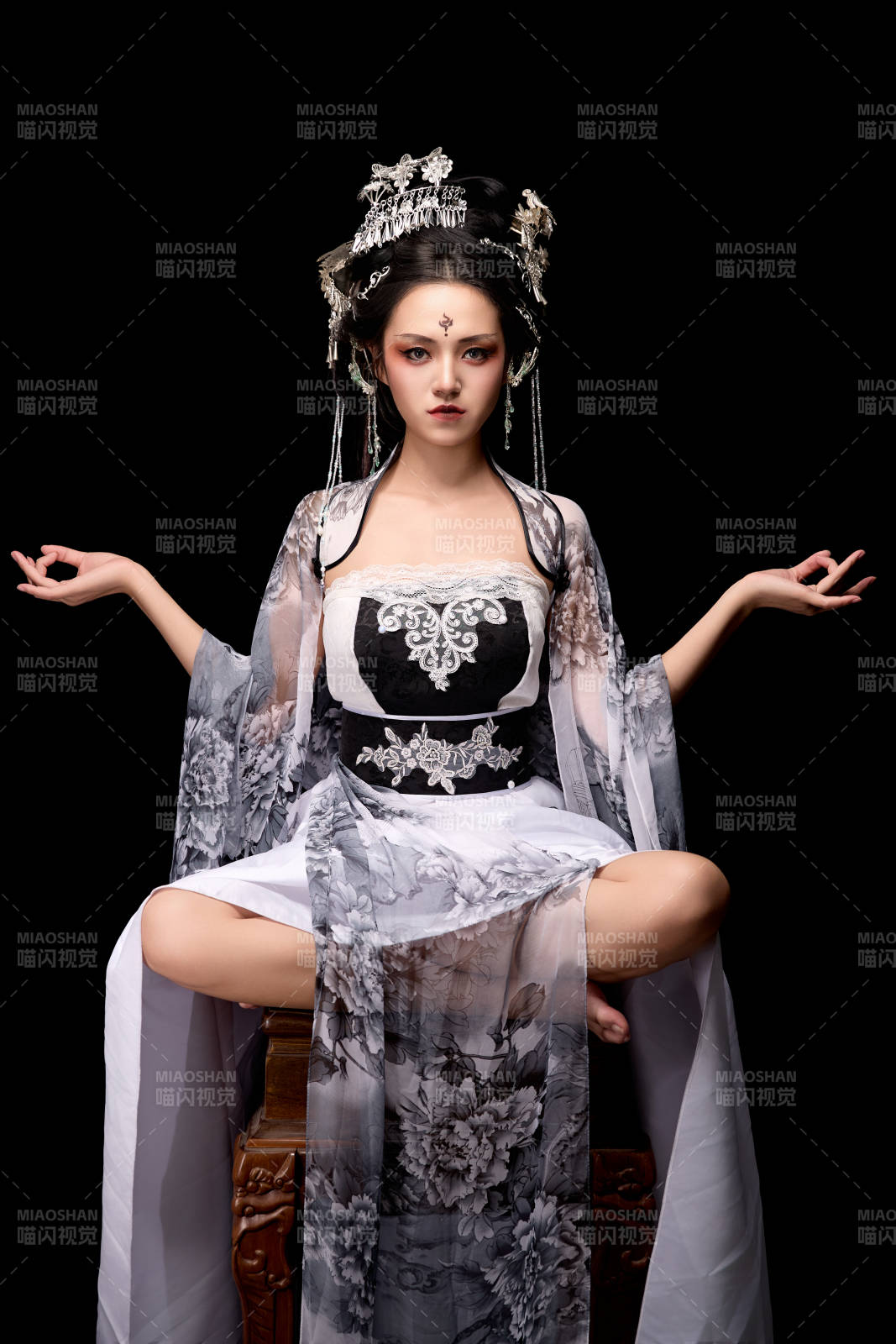 坐在木桌上穿着古装仙侠服饰的东方女性图片