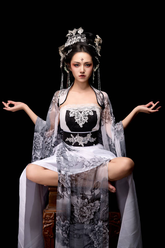 坐在木桌上穿着古装仙侠服饰的东方女性图片