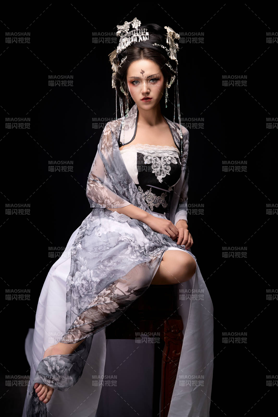 坐在木桌上穿着古装仙侠服饰的东方女性图片