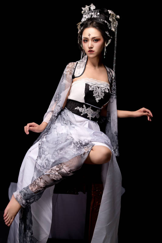 坐在木桌上穿着古装仙侠服饰的东方女性图片