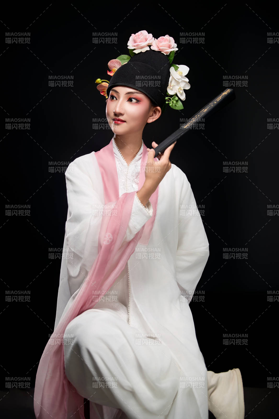 身着粤剧戏曲反串装扮手持折扇的青年女性图片