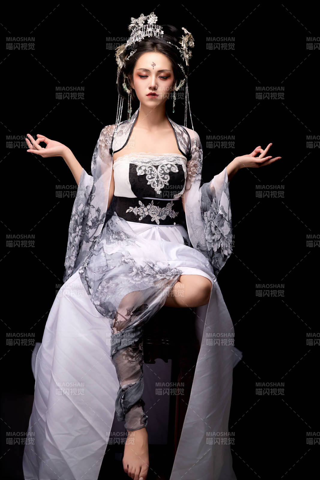 坐在木桌上穿着古装仙侠服饰的东方女性图片