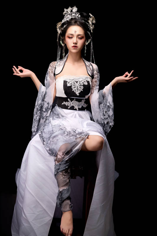 坐在木桌上穿着古装仙侠服饰的东方女性图片