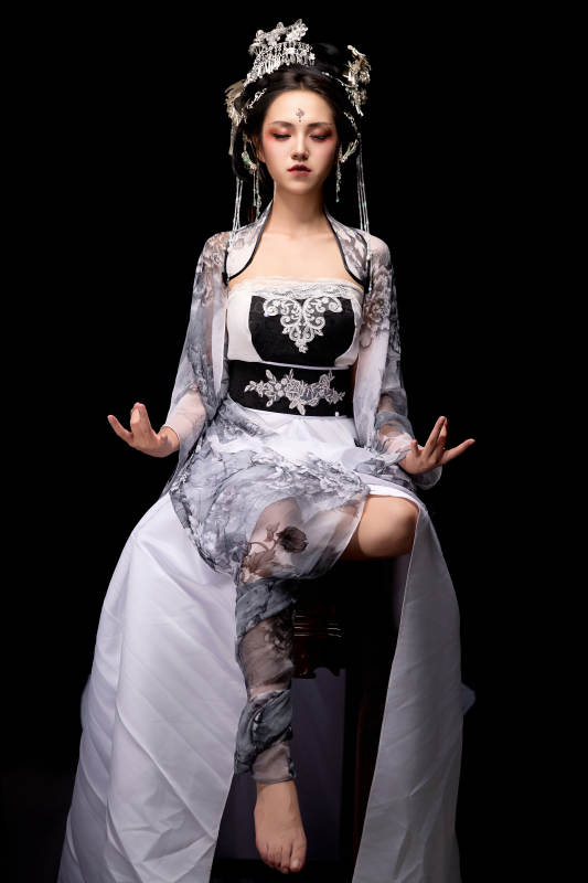 坐在木桌上穿着古装仙侠服饰的东方女性图片