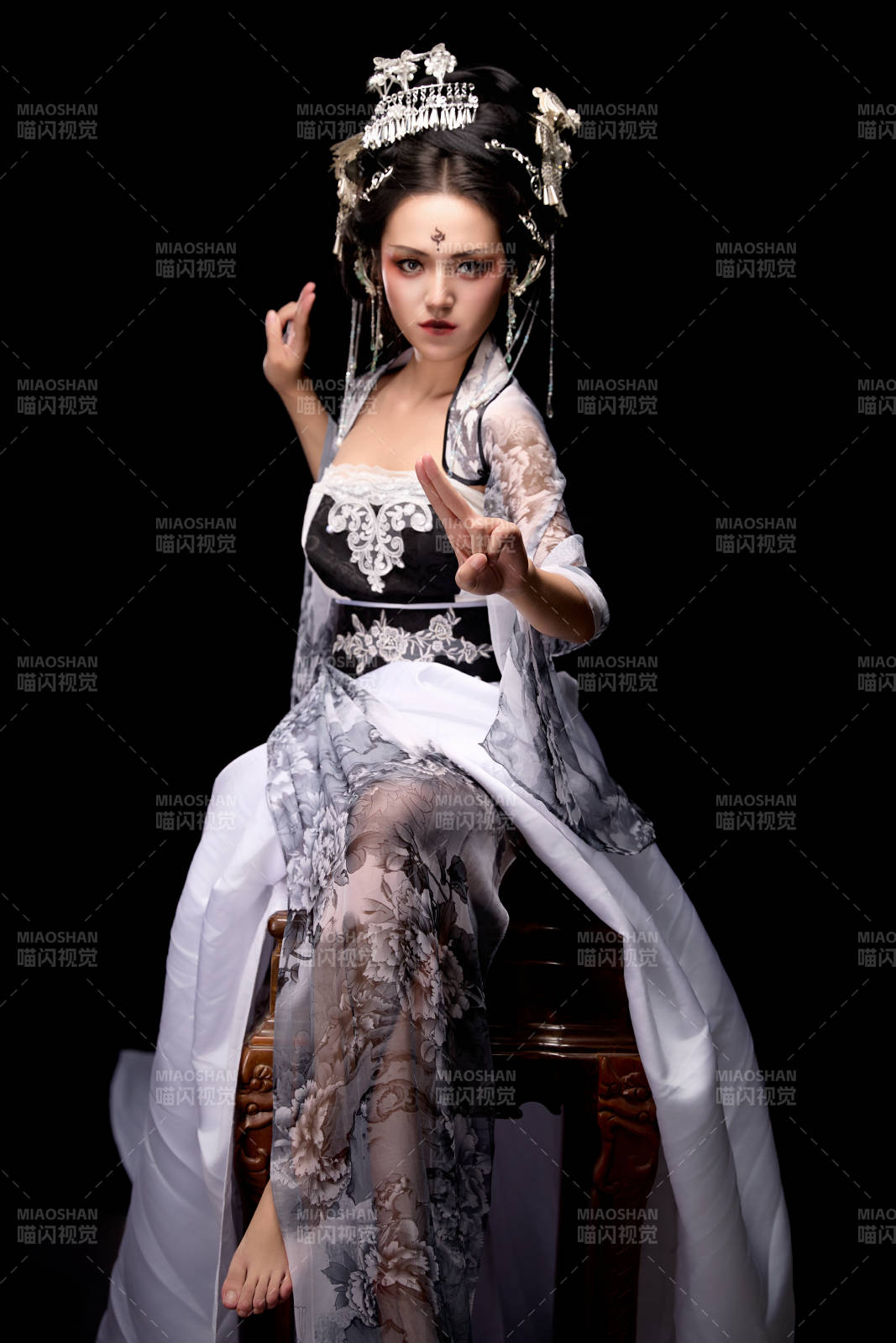 坐在木桌上穿着古装仙侠服饰的东方女性图片