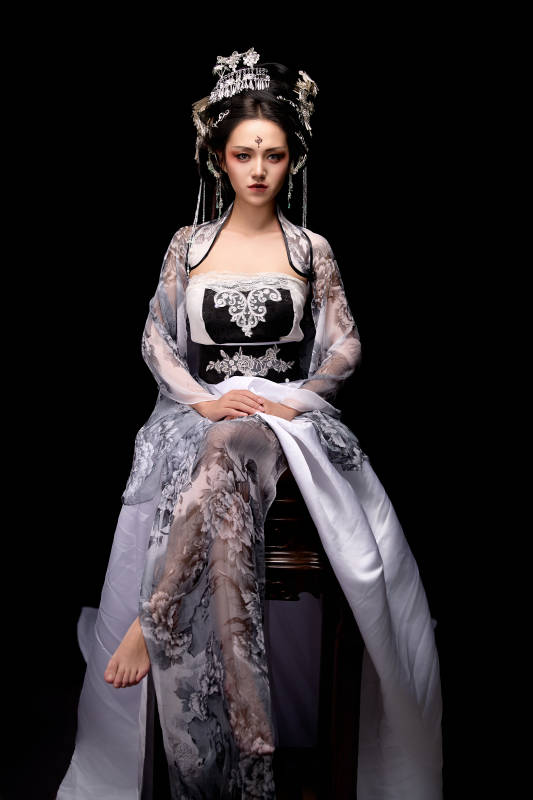 坐在木桌上穿着古装仙侠服饰的东方女性图片