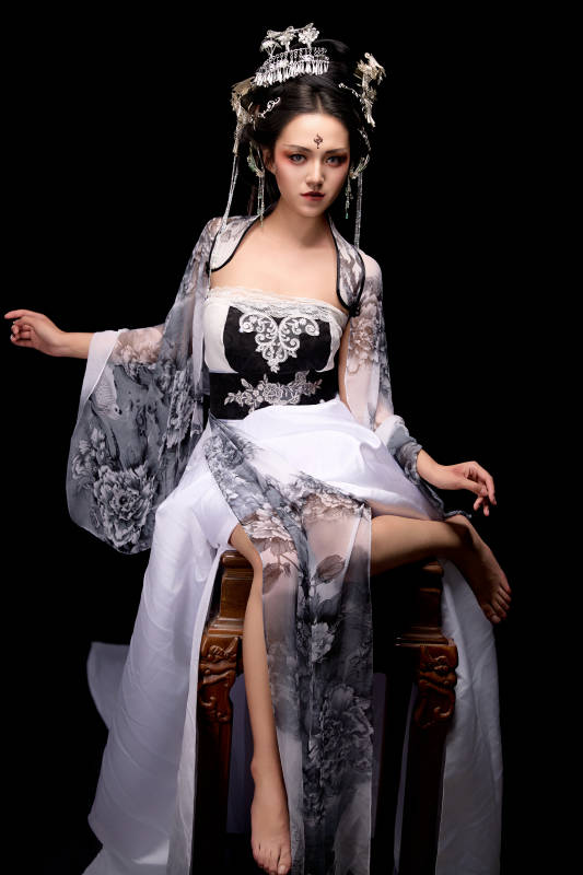 坐在木桌上穿着古装仙侠服饰的东方女性图片