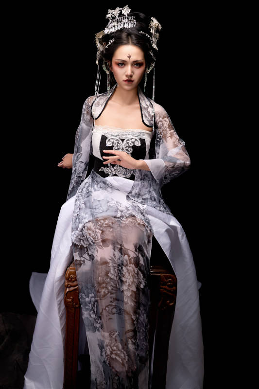 坐在木桌上穿着古装仙侠服饰的东方女性图片