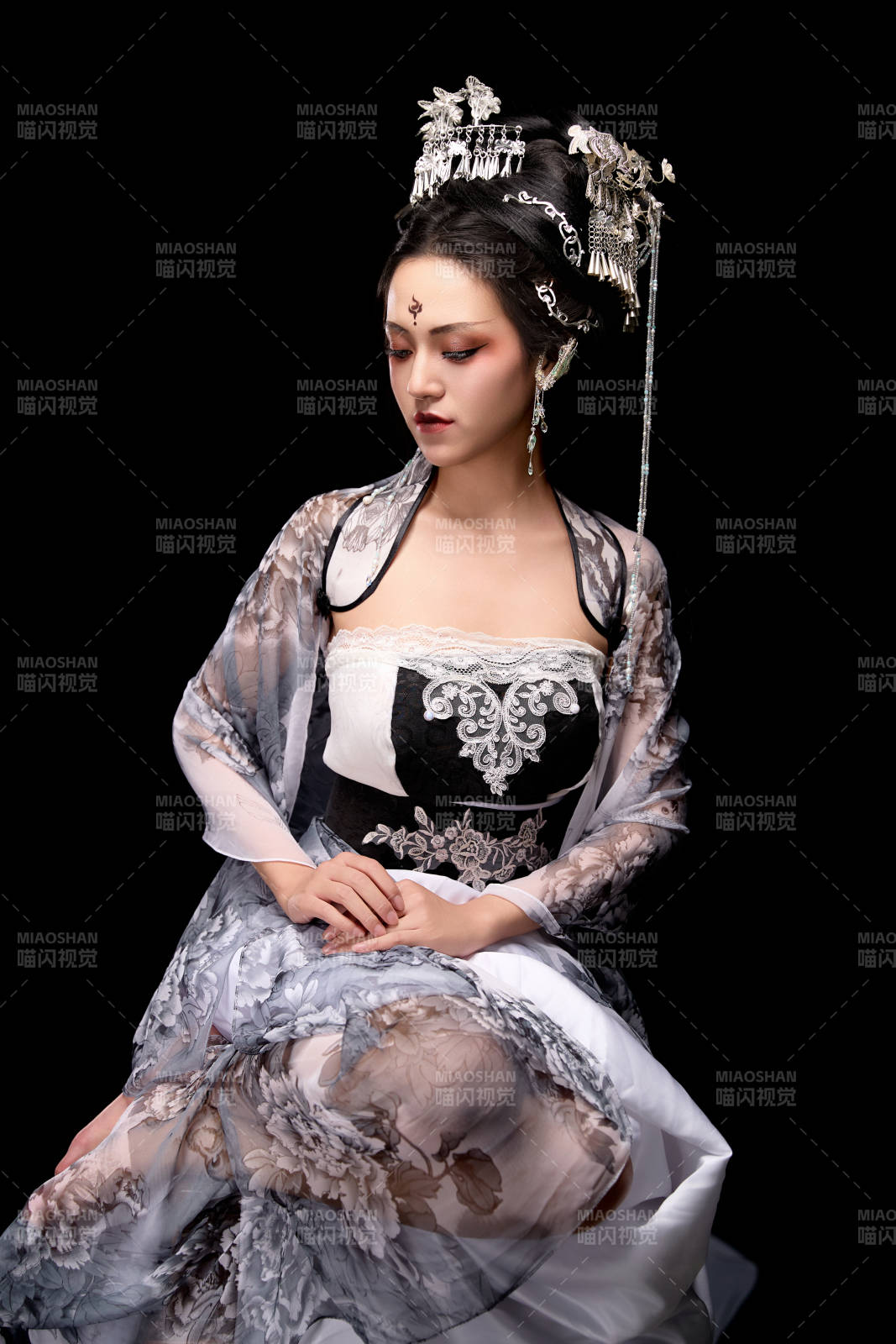 坐在木桌上穿着古装仙侠服饰的东方女性图片