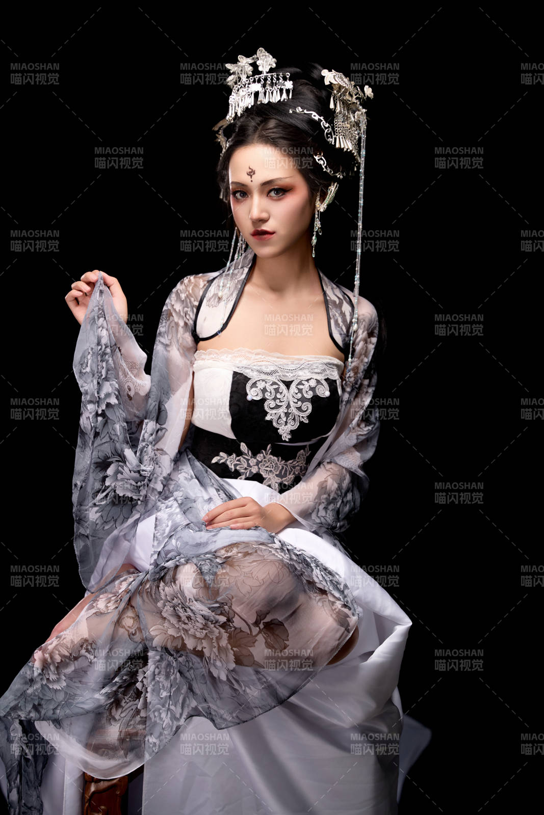 坐在木桌上穿着古装仙侠服饰的东方女性图片