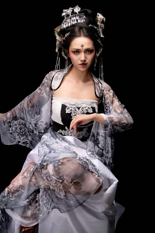 坐在木桌上穿着古装仙侠服饰的东方女性图片