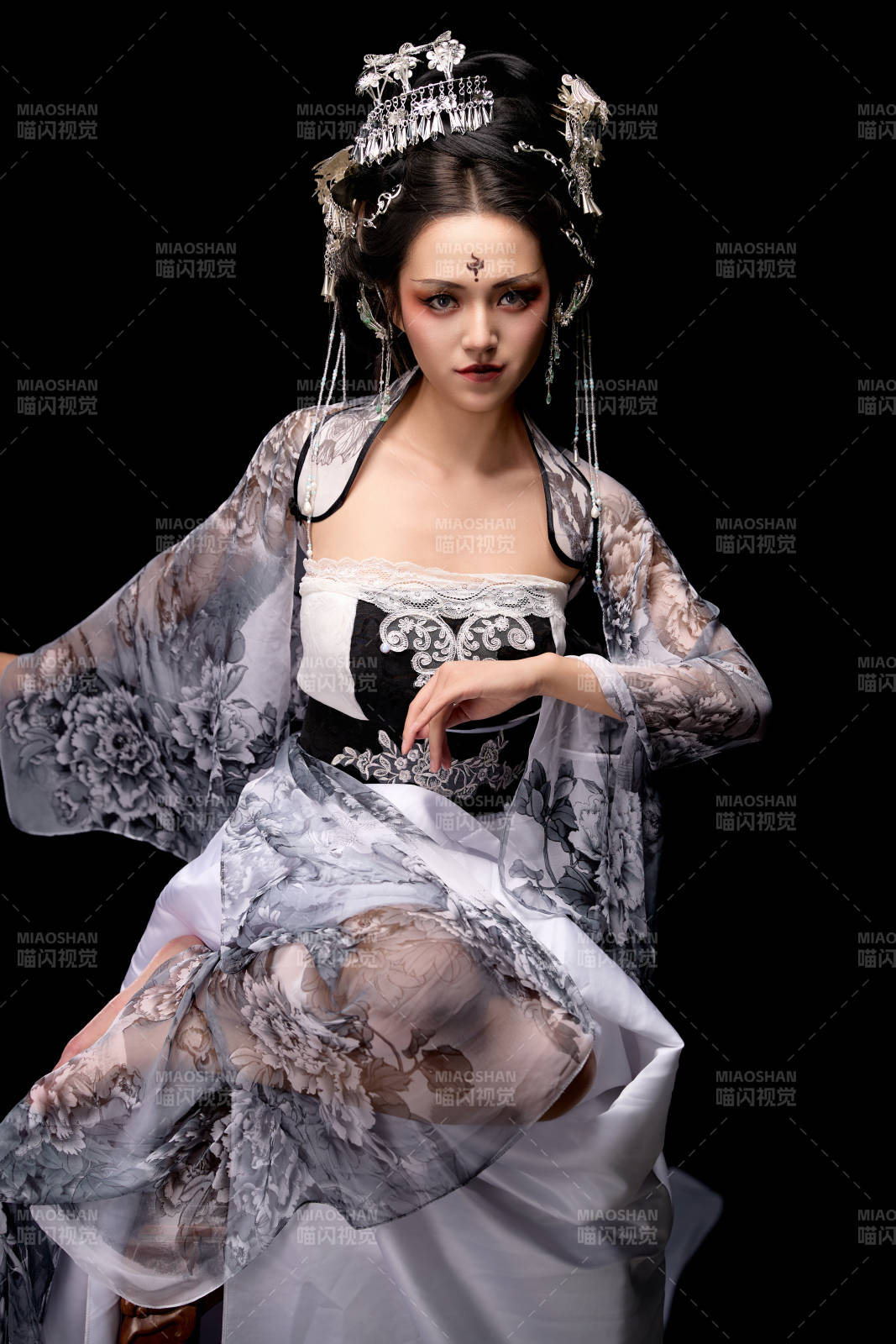 坐在木桌上穿着古装仙侠服饰的东方女性图片