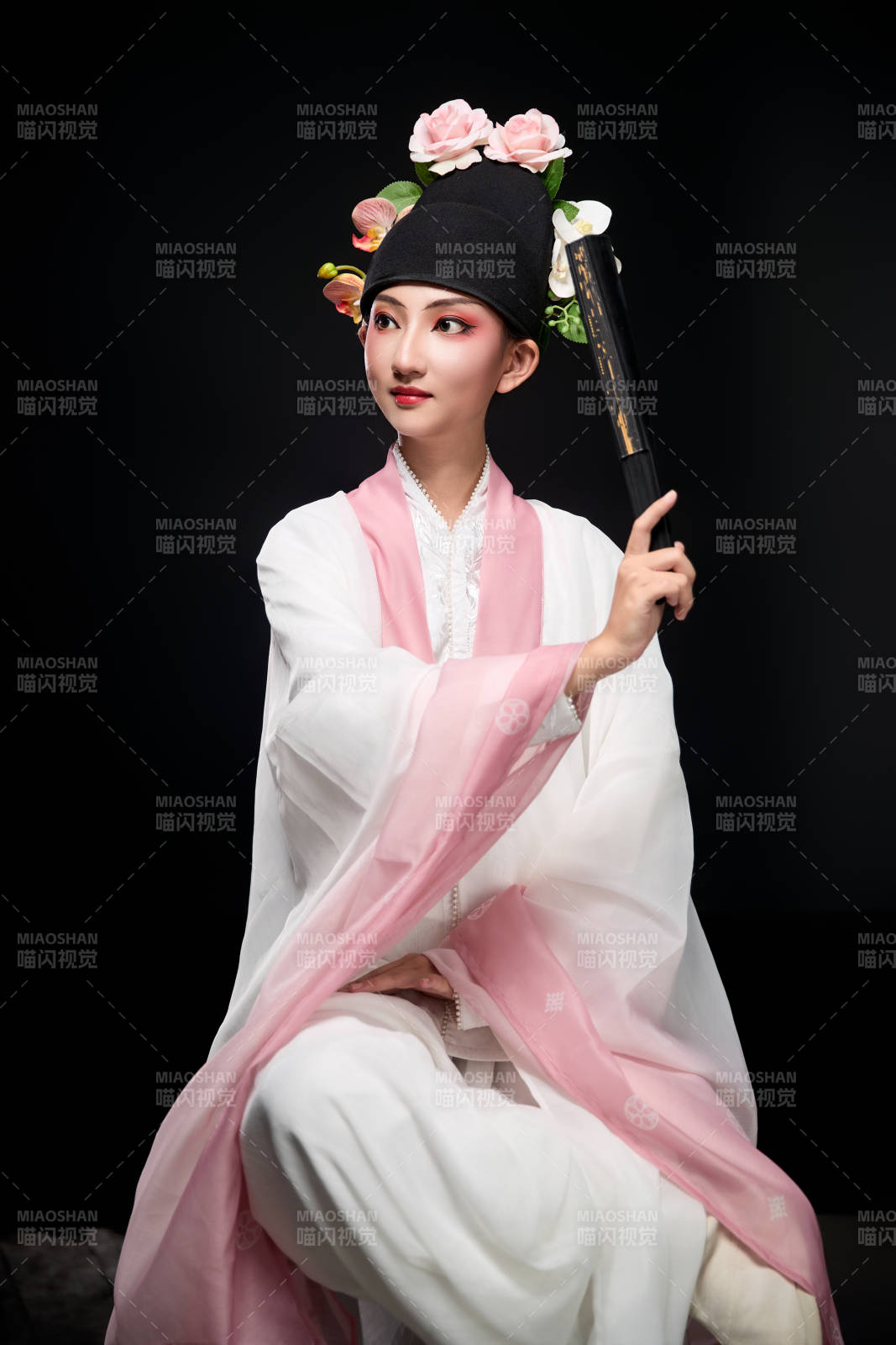 身着粤剧戏曲反串装扮手持折扇的青年女性图片