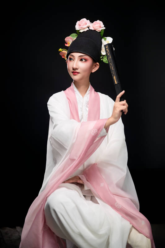 身着粤剧戏曲反串装扮手持折扇的青年女性图片