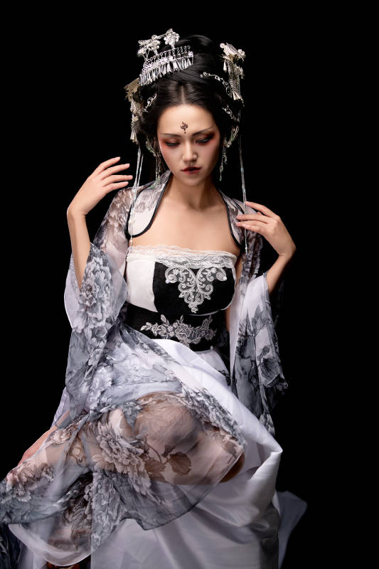 坐在木桌上穿着古装仙侠服饰的东方女性图片