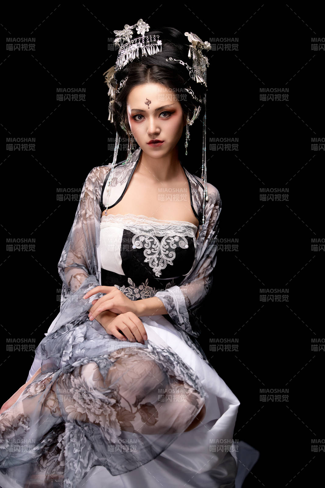 坐在木桌上穿着古装仙侠服饰的东方女性图片