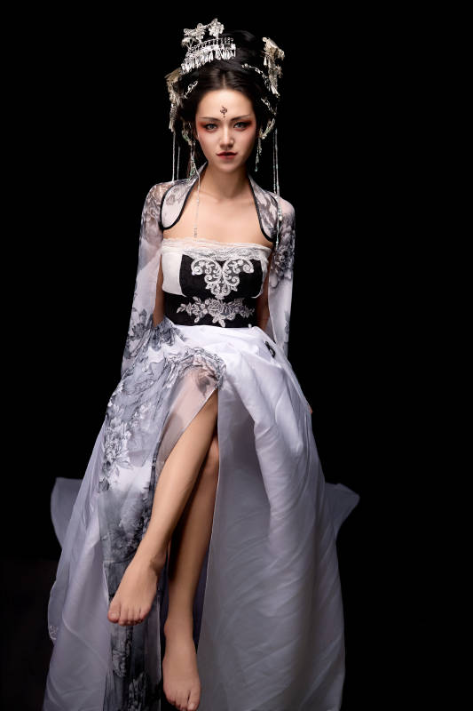 坐在木桌上穿着古装仙侠服饰的东方女性图片