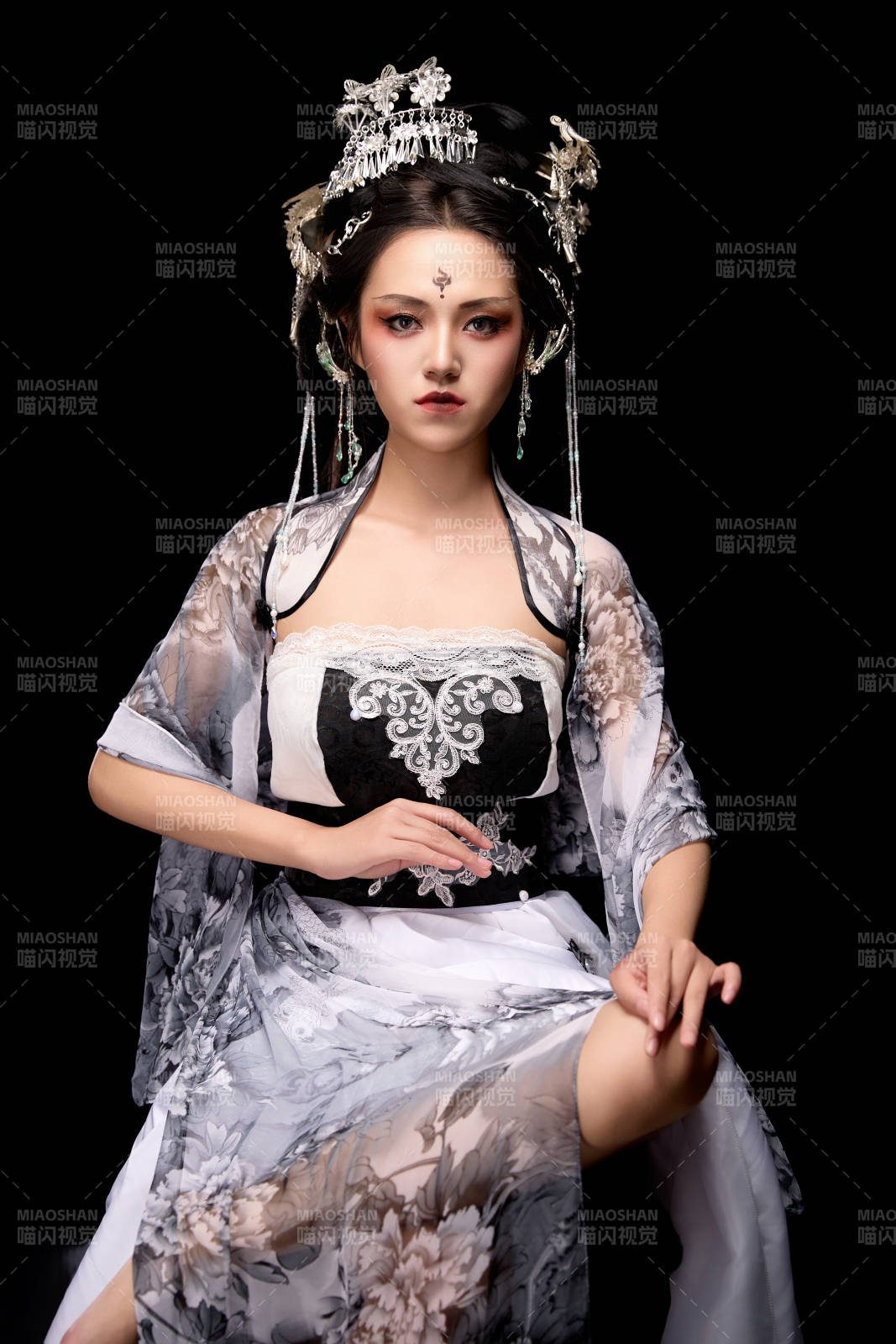 坐在木桌上穿着古装仙侠服饰的东方女性图片