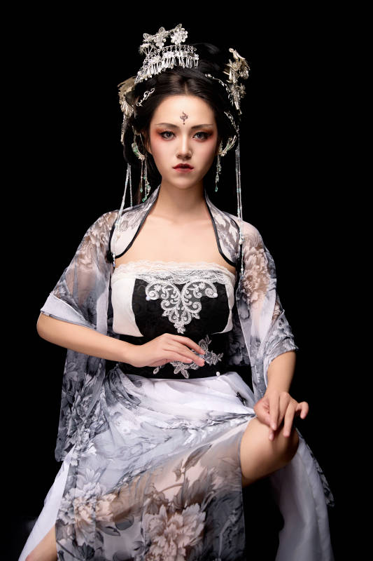 坐在木桌上穿着古装仙侠服饰的东方女性图片