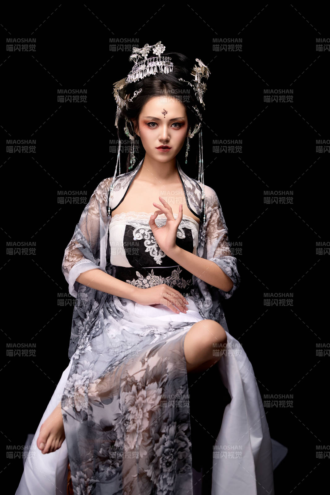 坐在木桌上穿着古装仙侠服饰的东方女性图片