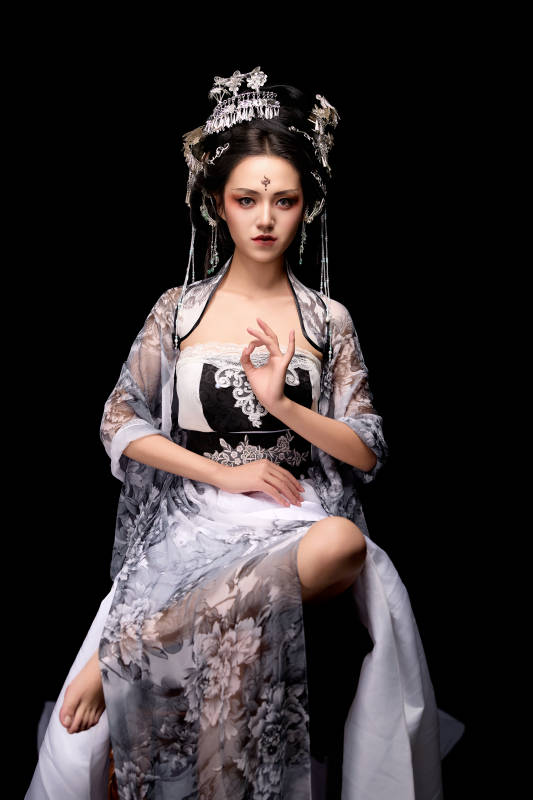 坐在木桌上穿着古装仙侠服饰的东方女性图片